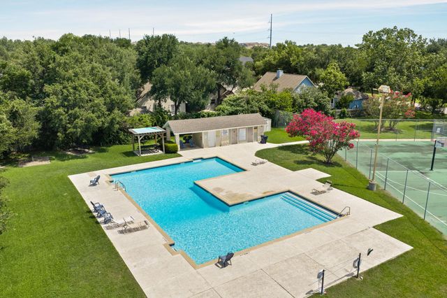810 Hilltop DR, Leander, TX 78641