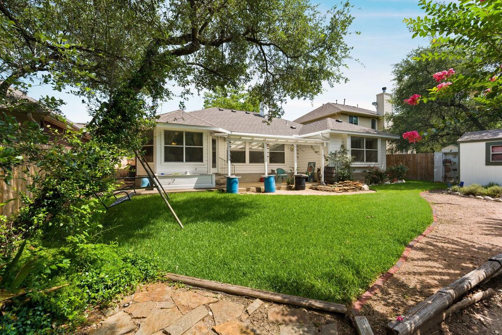 810 Hilltop DR, Leander, TX 78641