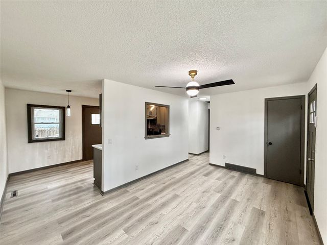 5403 SW 9th Street, Des Moines, IA 50315