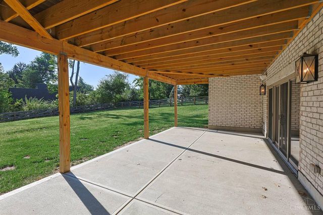 9200 Village Green Drive, Montgomery, OH 45242