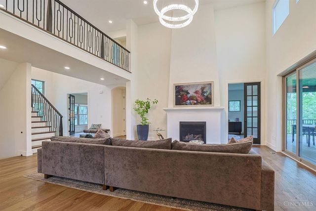 9200 Village Green Drive, Montgomery, OH 45242