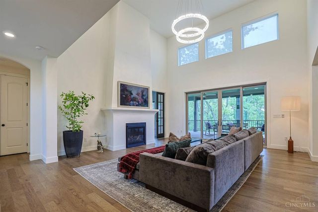 9200 Village Green Drive, Montgomery, OH 45242