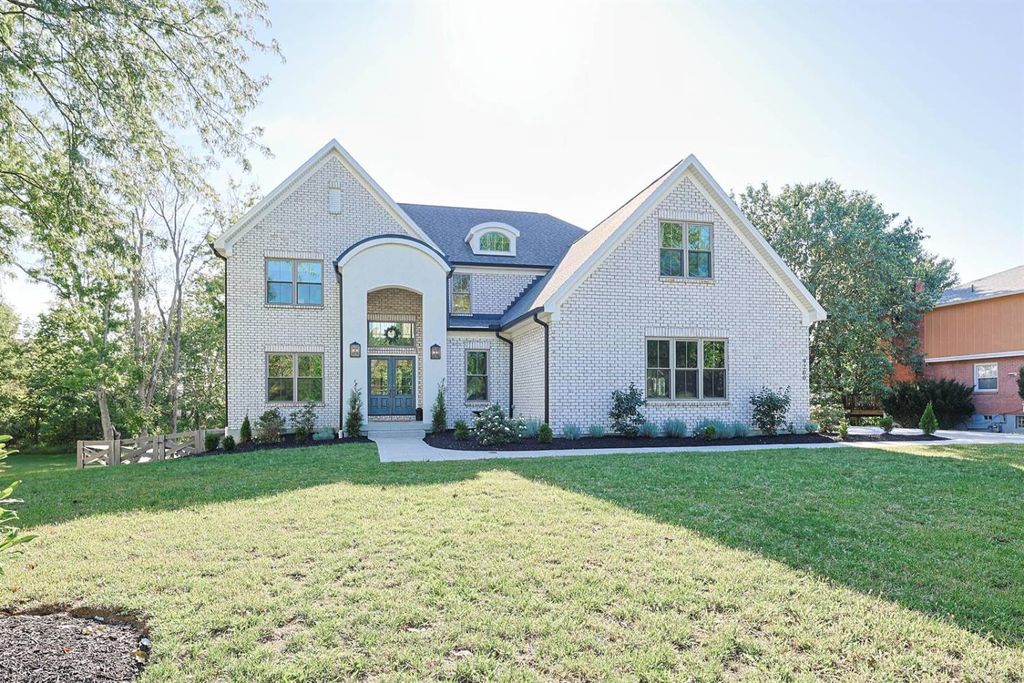 9200 Village Green Drive, Montgomery, OH 45242