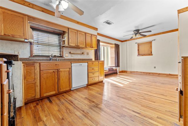 524 S Preston Street, Wolfe City, TX 75496