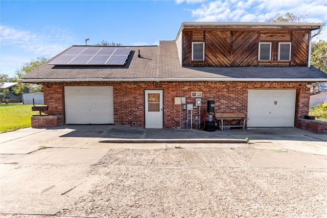 524 S Preston Street, Wolfe City, TX 75496