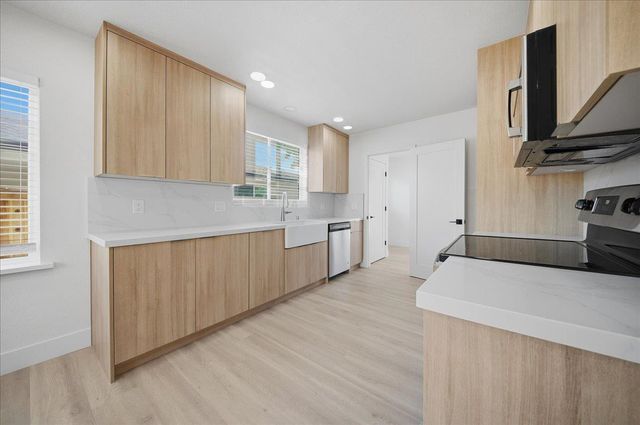 5644 Gibbons Dr, Carmichael, CA 95608