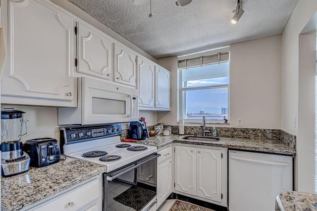 108 Paradise Harbour Boulevard 512, North Palm Beach, FL 33408