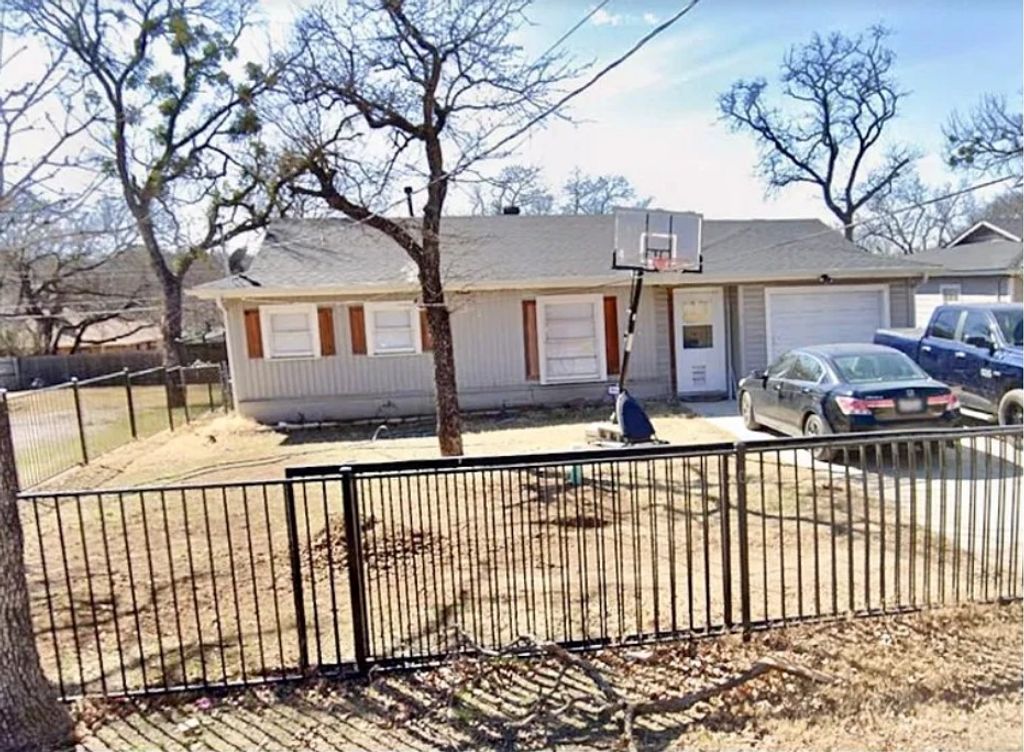 2412 Cravens Road, Fort Worth, TX 76112