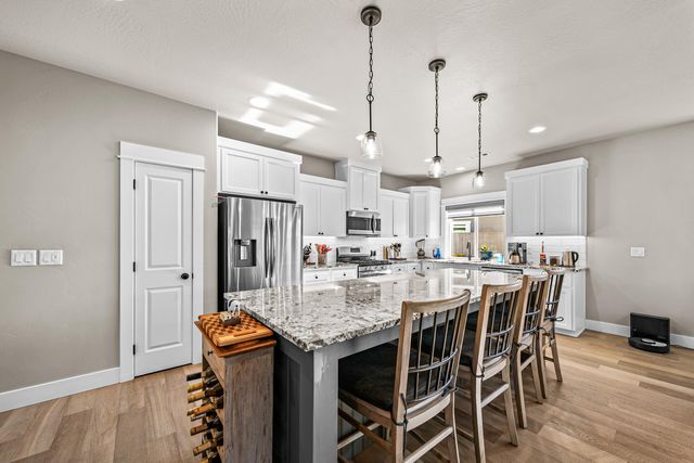 114 Connecticut Court, Medford, OR 97504