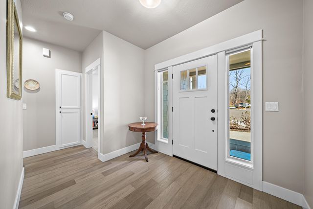 114 Connecticut Court, Medford, OR 97504