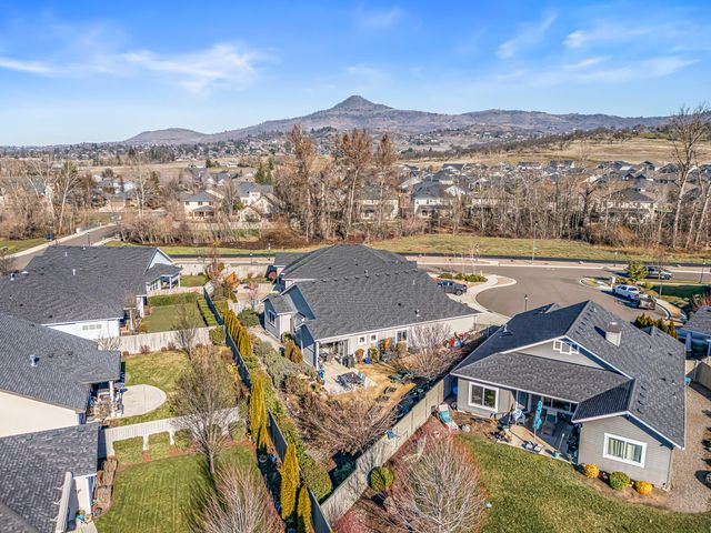 114 Connecticut Court, Medford, OR 97504