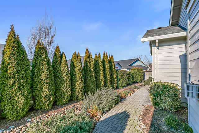 114 Connecticut Court, Medford, OR 97504