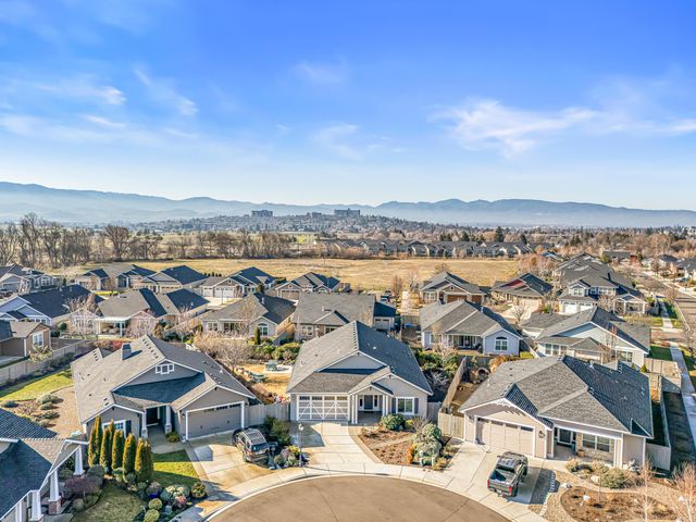 114 Connecticut Court, Medford, OR 97504