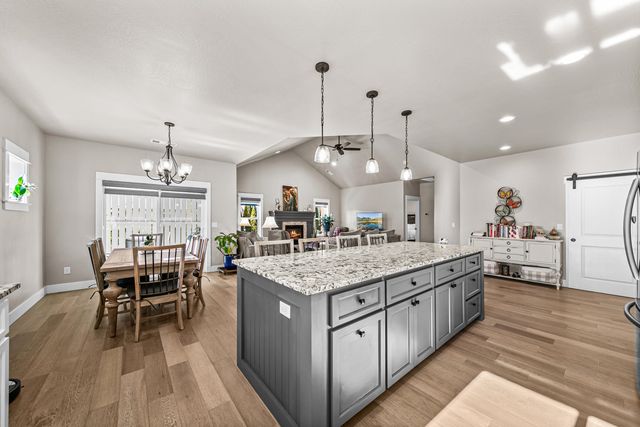 114 Connecticut Court, Medford, OR 97504