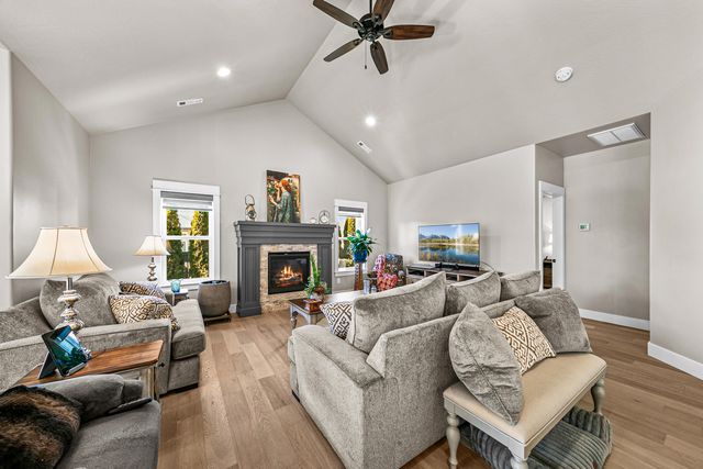 114 Connecticut Court, Medford, OR 97504