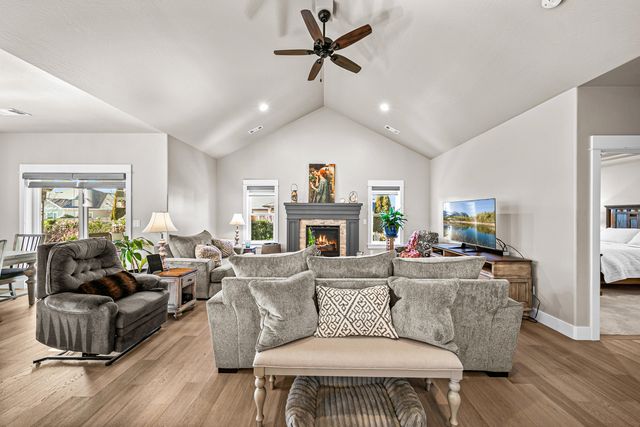 114 Connecticut Court, Medford, OR 97504