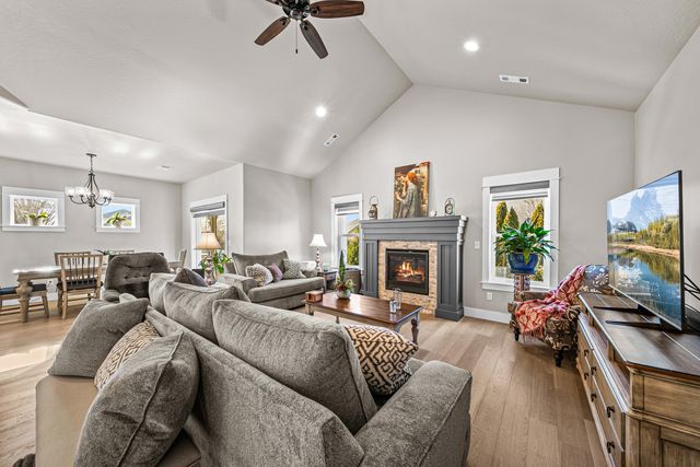 114 Connecticut Court, Medford, OR 97504