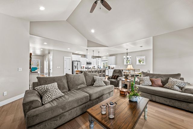 114 Connecticut Court, Medford, OR 97504