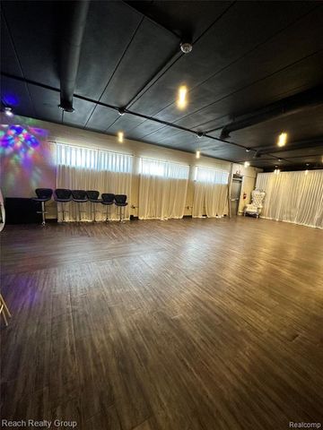 21562 Schoolcraft, Detroit, MI 48223