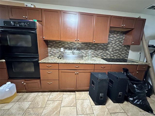 21562 Schoolcraft, Detroit, MI 48223