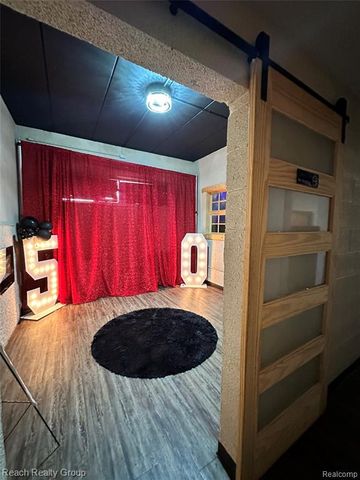 21562 Schoolcraft, Detroit, MI 48223