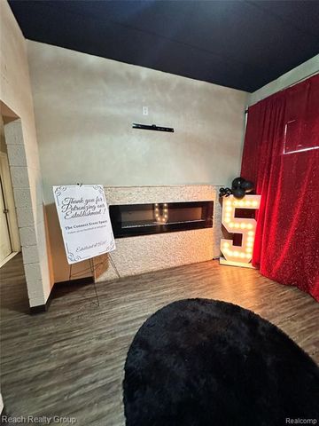 21562 Schoolcraft, Detroit, MI 48223