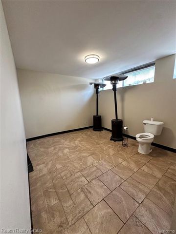 21562 Schoolcraft, Detroit, MI 48223