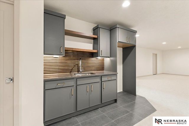 21007 E Street, Omaha, NE 68022