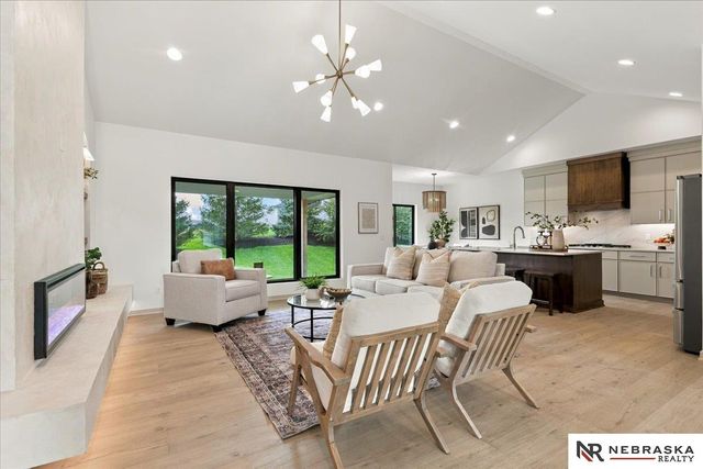 21007 E Street, Omaha, NE 68022