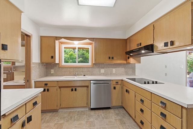 903 W HAWTHORNE Rd, Spokane, WA 99218