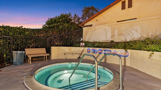 6854 MAPLE LEAF DR, Carlsbad, CA 92011