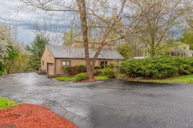 11 Fox Run Road, Glen Gardner Boro, NJ 08826