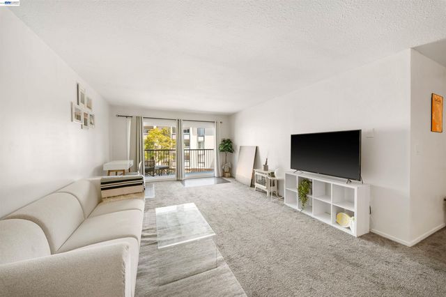 960 Shorepoint Court 214, Alameda, CA 94501