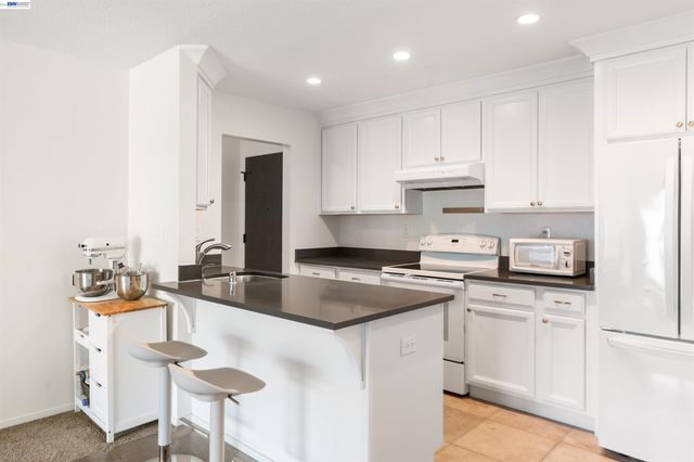 960 Shorepoint Court 214, Alameda, CA 94501