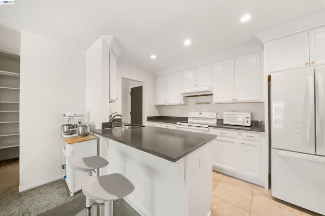 960 Shorepoint Court 214, Alameda, CA 94501