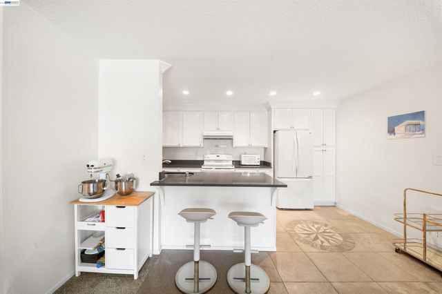 960 Shorepoint Court 214, Alameda, CA 94501
