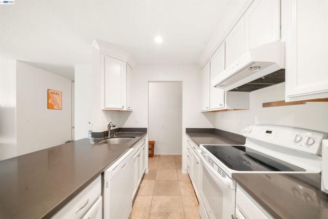 960 Shorepoint Court 214, Alameda, CA 94501