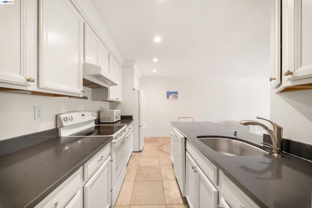 960 Shorepoint Court 214, Alameda, CA 94501