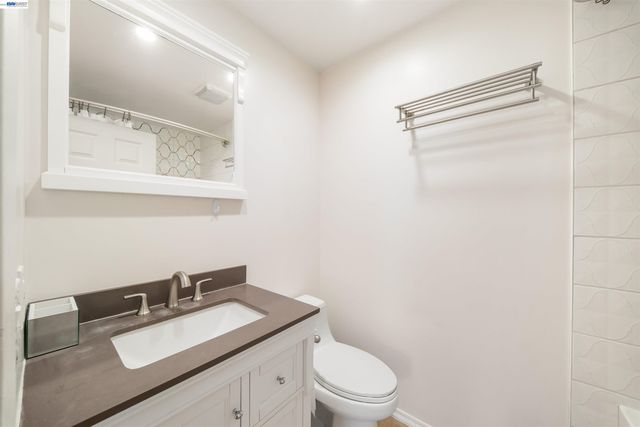 960 Shorepoint Court 214, Alameda, CA 94501