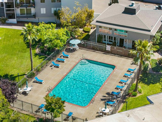 960 Shorepoint Court 214, Alameda, CA 94501