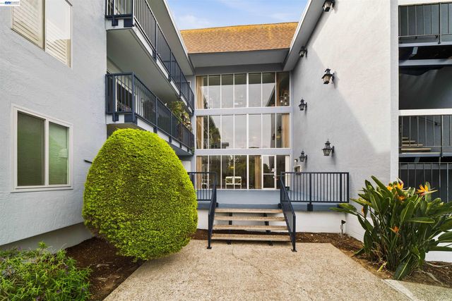 960 Shorepoint Court 214, Alameda, CA 94501