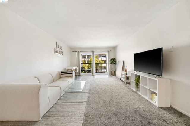 960 Shorepoint Court 214, Alameda, CA 94501