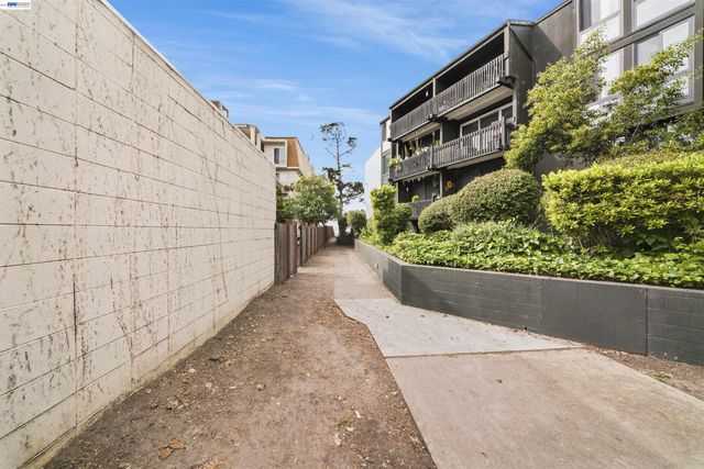 960 Shorepoint Court 214, Alameda, CA 94501