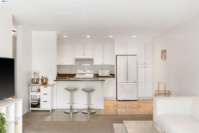 960 Shorepoint Court 214, Alameda, CA 94501