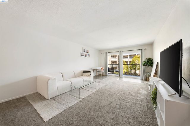 960 Shorepoint Court 214, Alameda, CA 94501