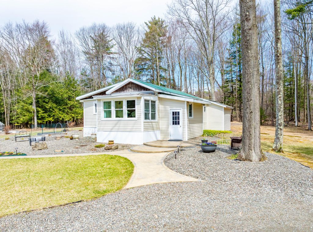 77 Davitt Lake Road, Poestenkill, NY 12018
