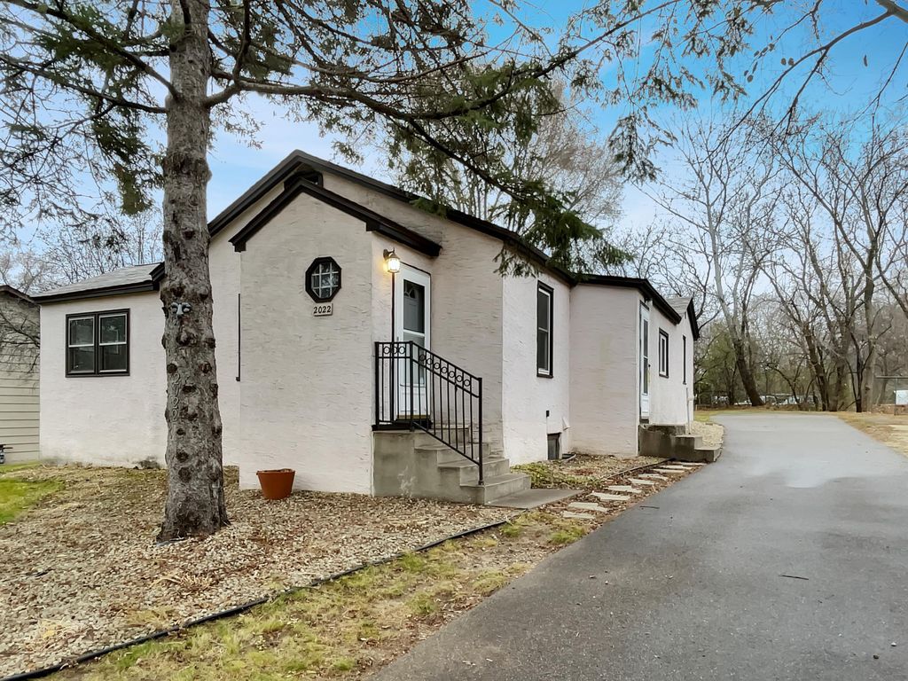 2022 English Street, Maplewood, MN 55109