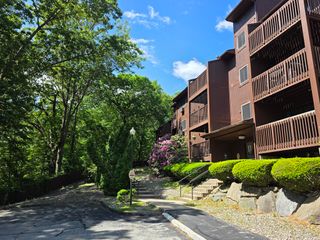 340 Sunderland Rd 14, Worcester, MA 01604