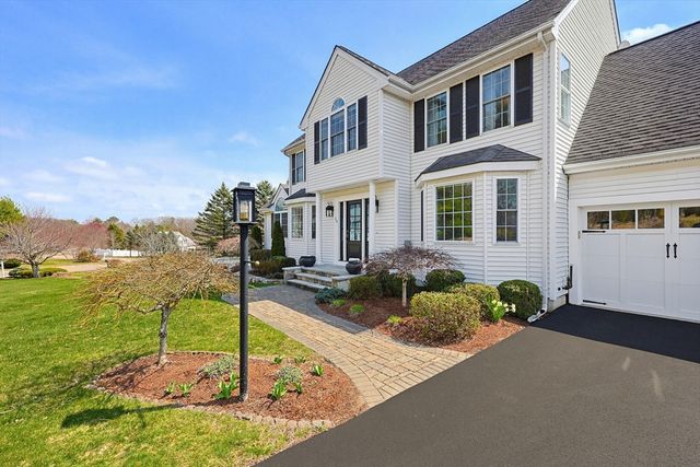 19 Harmony Trl, Hopedale, MA 01747