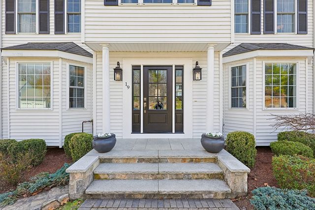 19 Harmony Trl, Hopedale, MA 01747